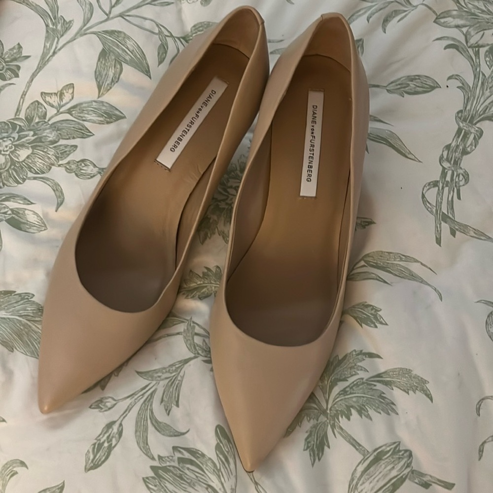 New never worn Diane von furstenberg heals perfect condition. Size 9